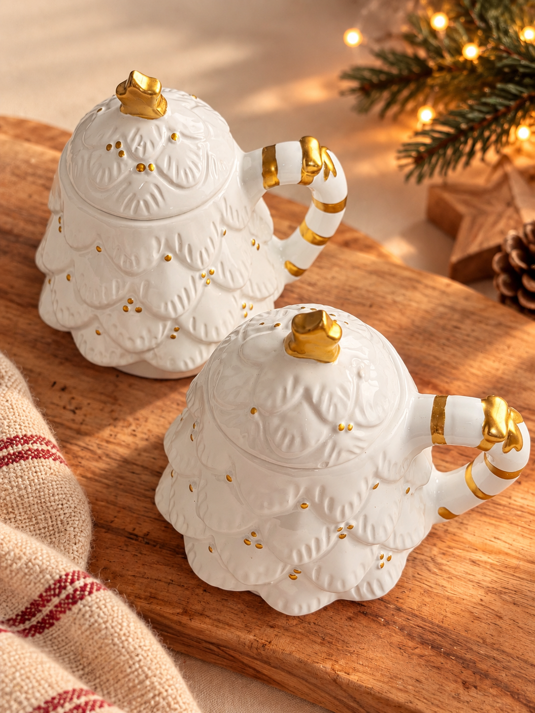 Delizie di Luna – Tazza Albero di Natale con Coperchio, candela artigianale da 400 g in cera di soia con dettagli dorati e fragranza Dolce Latte.
