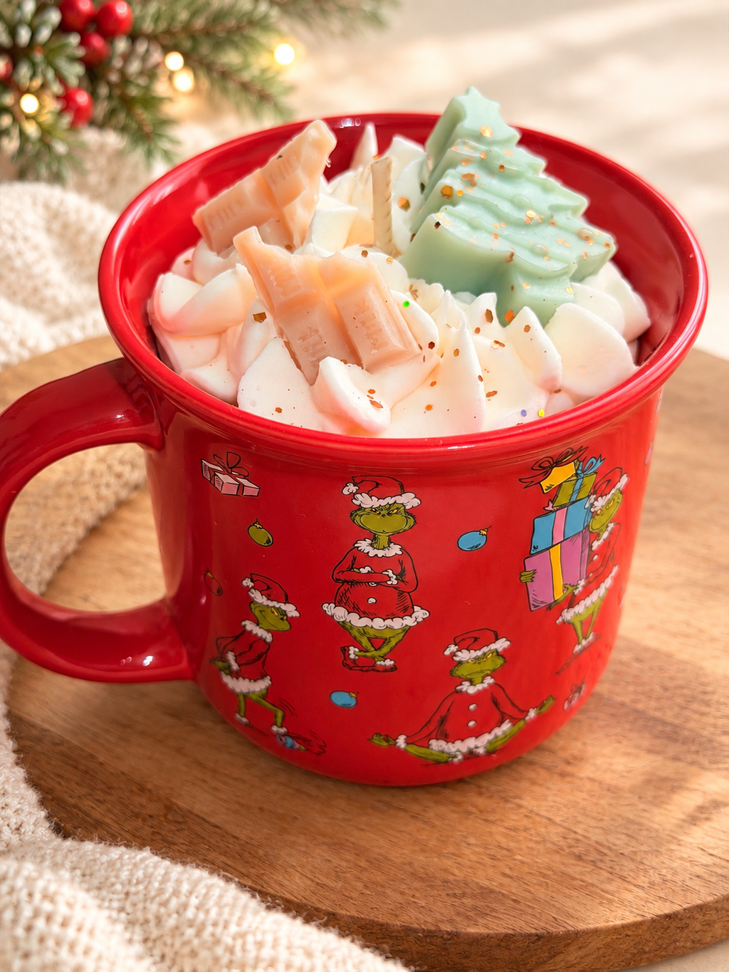 Delizie di Luna Tazza Grinch Rossa, candela artigianale con effetto panna montata, alberello e stecchette di cioccolato, fragranza Budino alla Vaniglia.
