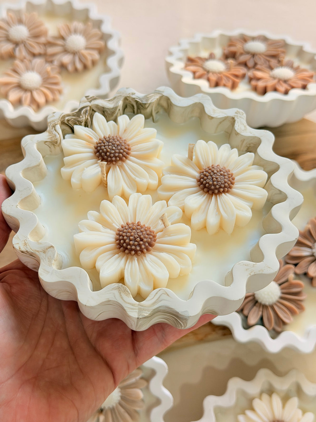 Essenza di Luna - candela artigianale in polvere ceramica con margherite