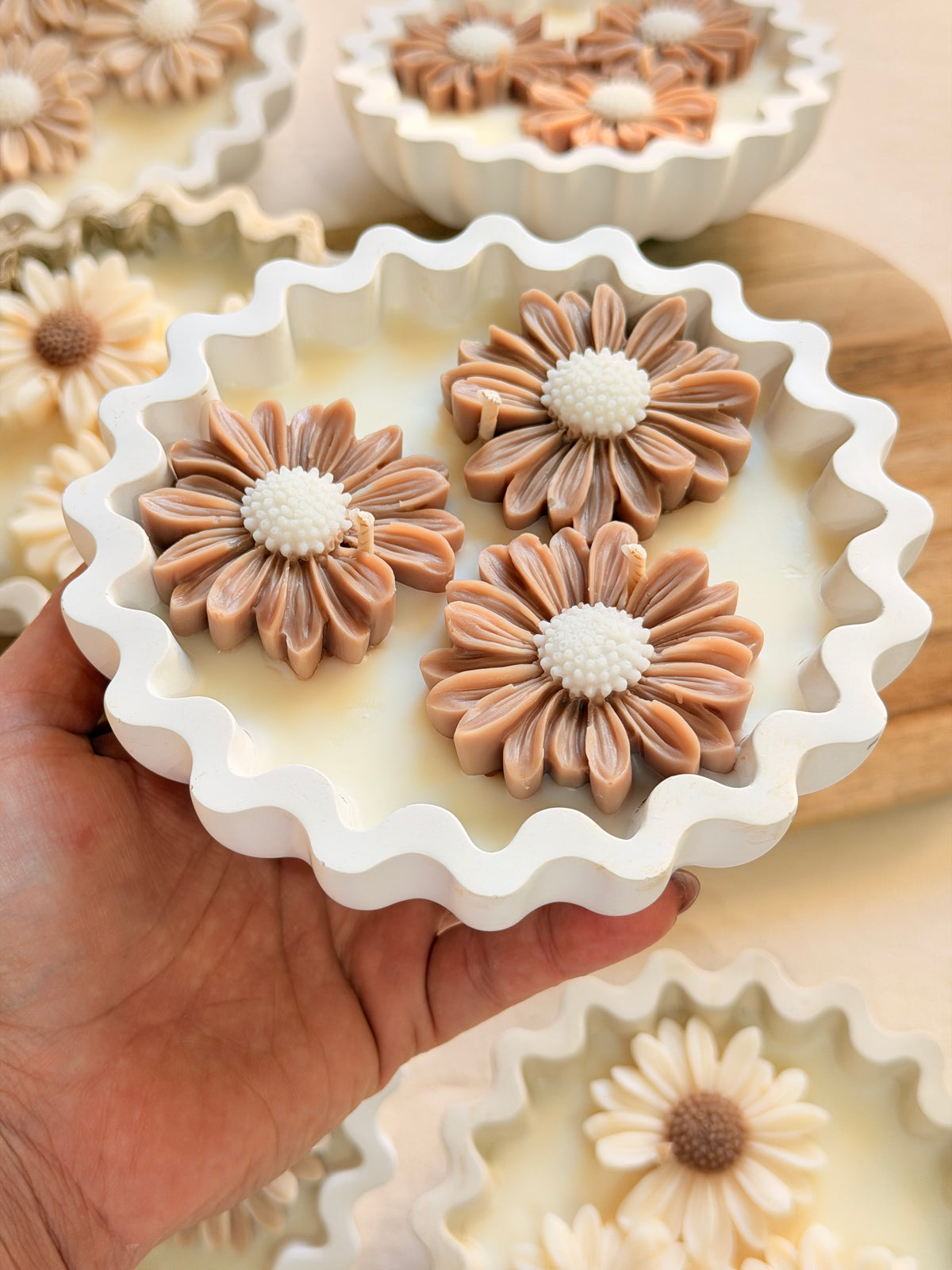Essenza di Luna - candela artigianale in polvere ceramica con margherite